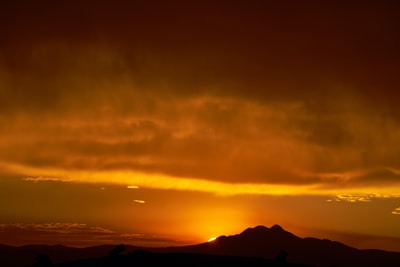 在夕阳山的轮廓
